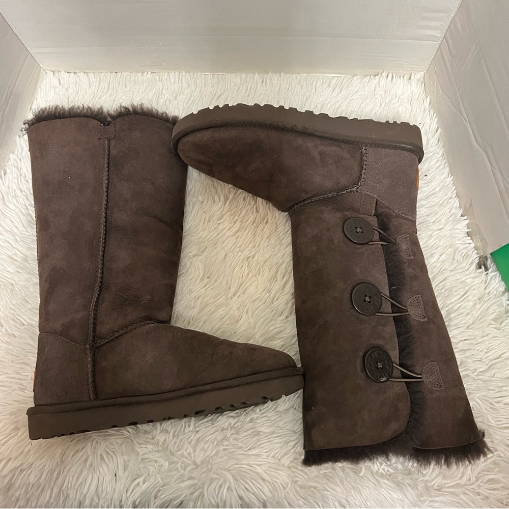 Uggs boots bailey button triple II brown sz 7